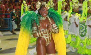 Iza deixa corpão a amostra em desfile de carnaval